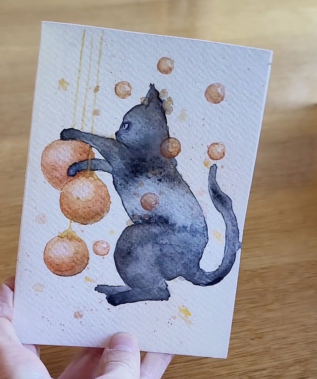 originální ručně malované vánoční přání - kočka si hraje s baňkami